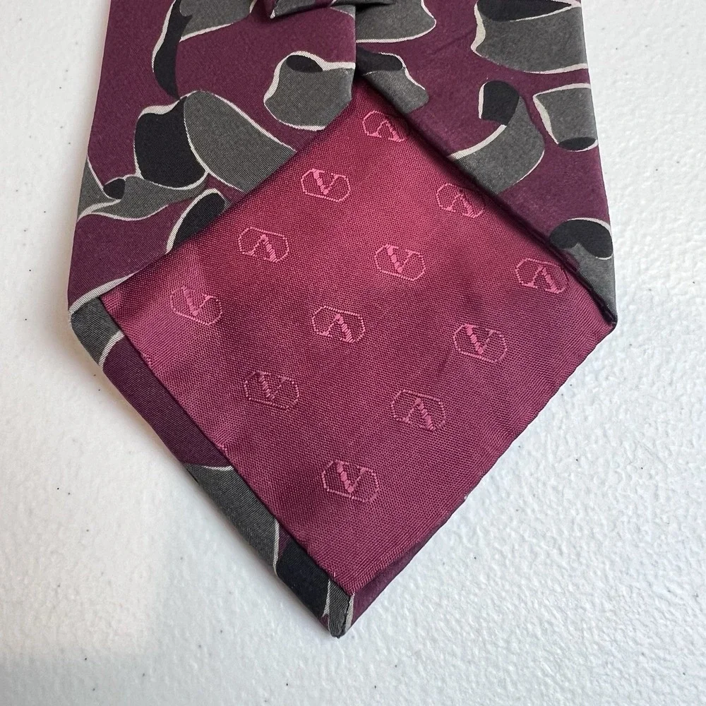 Valentino Cravatte Maroon Gray Italy‎ Abstract 100% Silk Tie Vintage